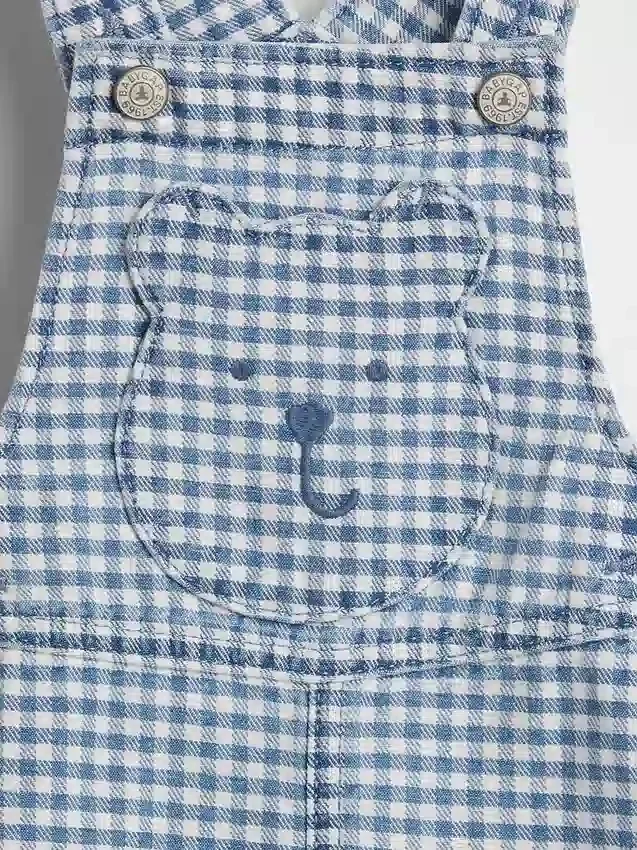 Baby-Latzhose aus Gingham-Denim mit Bären-Tasche