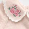 Baby-Pullover mit besticktem Kragen