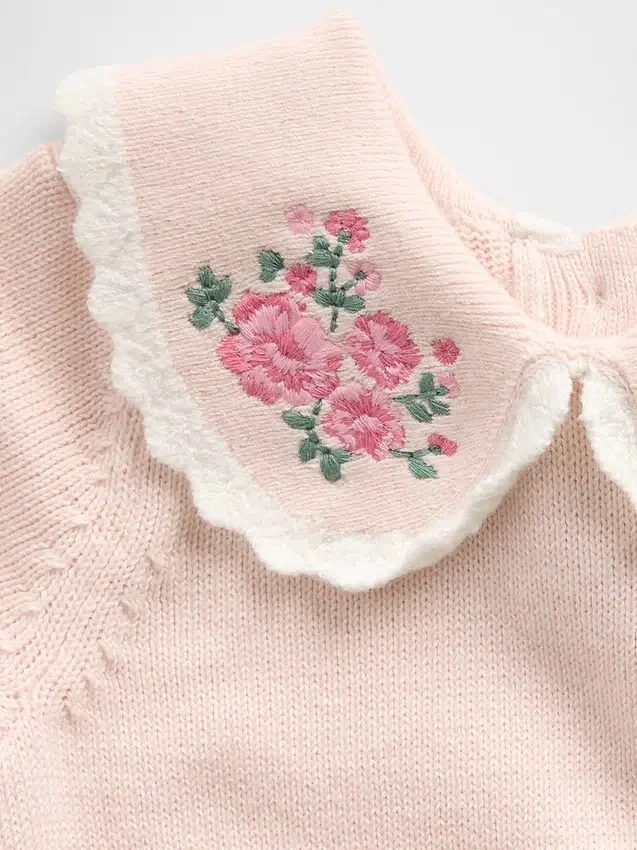Baby-Pullover mit besticktem Kragen