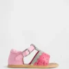 Baby-Sandalen mit Erdbeer-Motiv