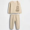 Baby-Set aus CashSoft mit Brannan-Bär-Motiv als Pullover
