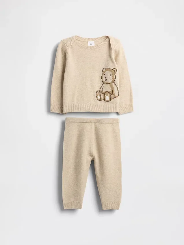 Baby-Set aus CashSoft mit Brannan-Bär-Motiv als Pullover