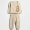 Baby-Set aus CashSoft mit Brannan-Bär-Motiv als Pullover