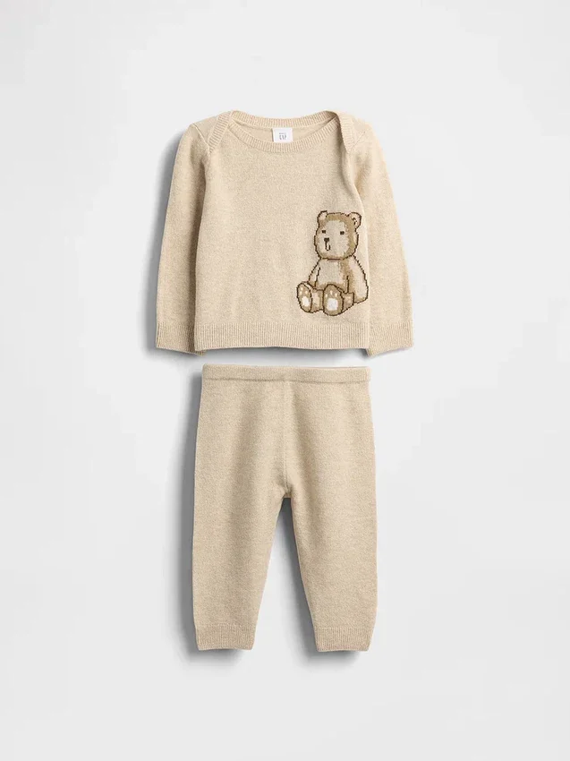 Baby-Set aus CashSoft mit Brannan-Bär-Motiv als Pullover