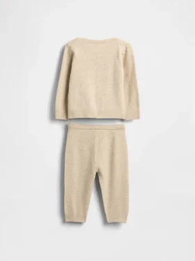 Baby-Set aus CashSoft mit Brannan-Bär-Motiv als Pullover