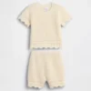 Baby-Set aus gehäkelten Kleidungsstücken