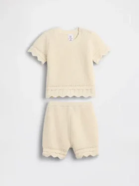 Baby-Set aus gehäkelten Kleidungsstücken
