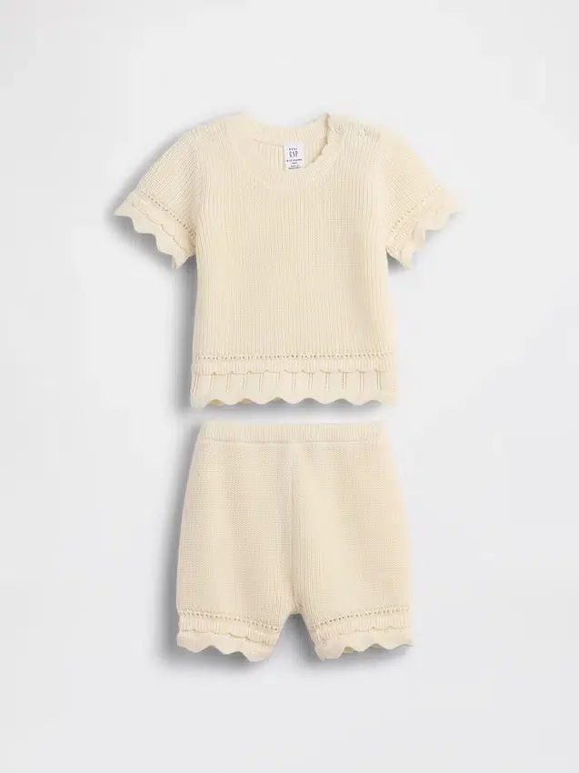 Baby-Set aus gehäkelten Kleidungsstücken