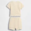 Baby-Set aus gehäkelten Kleidungsstücken