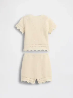 Baby-Set aus gehäkelten Kleidungsstücken