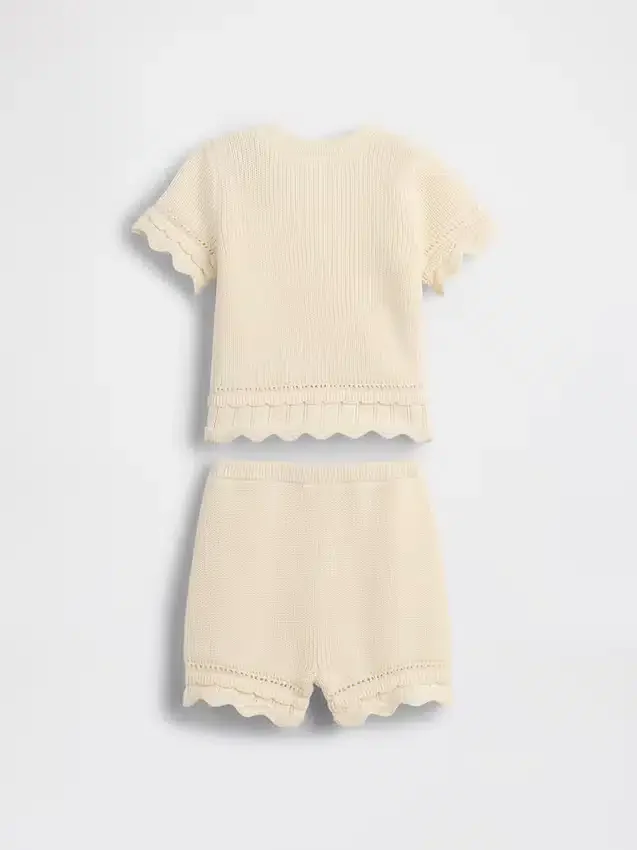 Baby-Set aus gehäkelten Kleidungsstücken