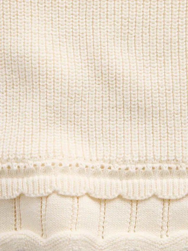 Baby-Set aus gehäkelten Kleidungsstücken