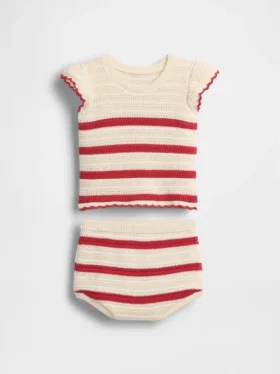 Baby-Set aus gestrickten Streifen
