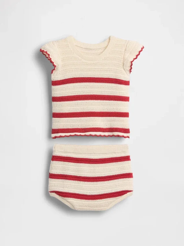 Baby-Set aus gestrickten Streifen