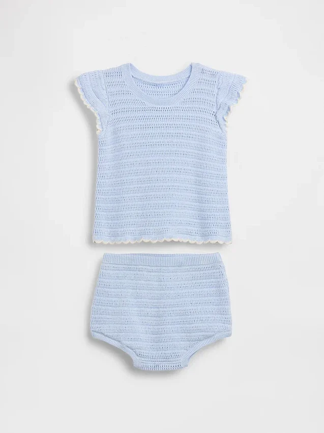 Baby-Set aus gestrickten Streifen