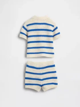Baby-Set aus gestrickten Streifen