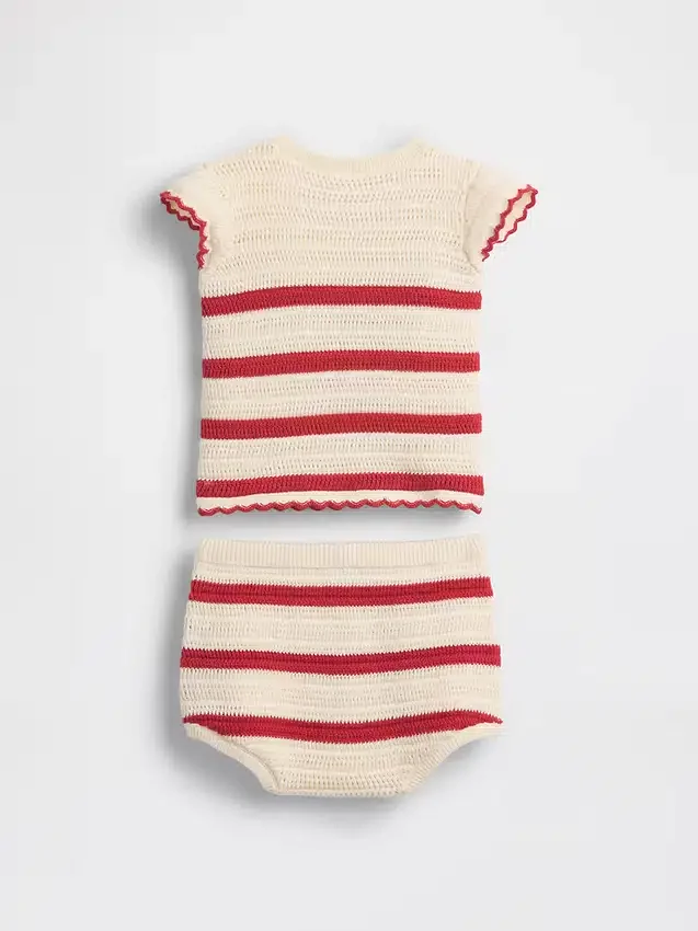 Baby-Set aus gestrickten Streifen