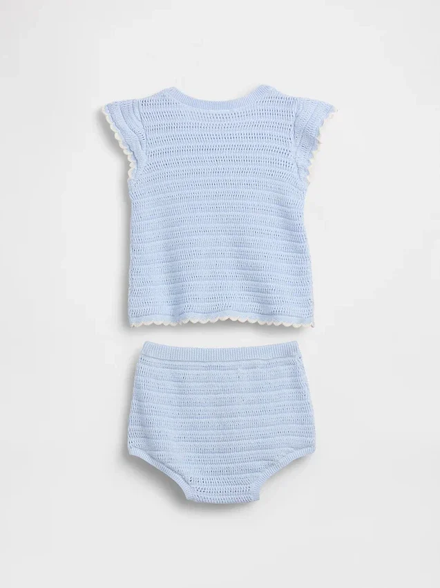 Baby-Set aus gestrickten Streifen