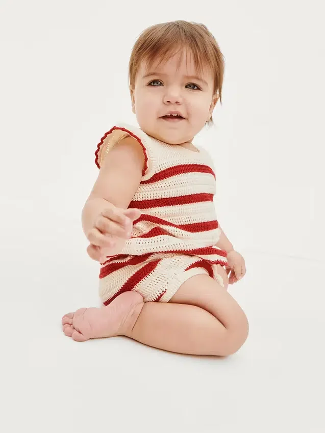 Baby-Set aus gestrickten Streifen