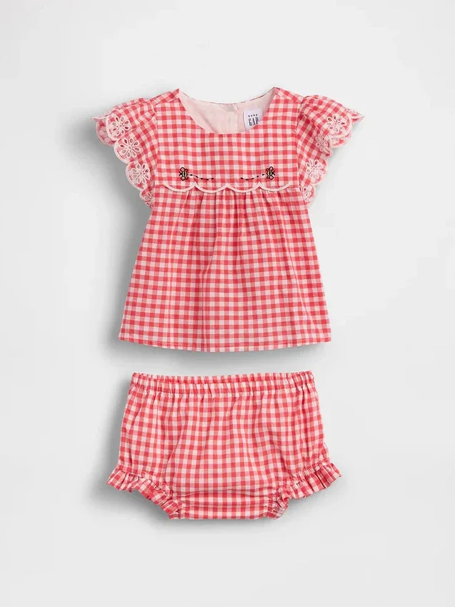Baby-Set aus Gingham-Stoff mit Lochstickerei