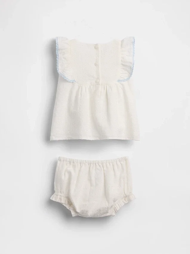 Baby-Set mit Latzhose und Lochstickerei
