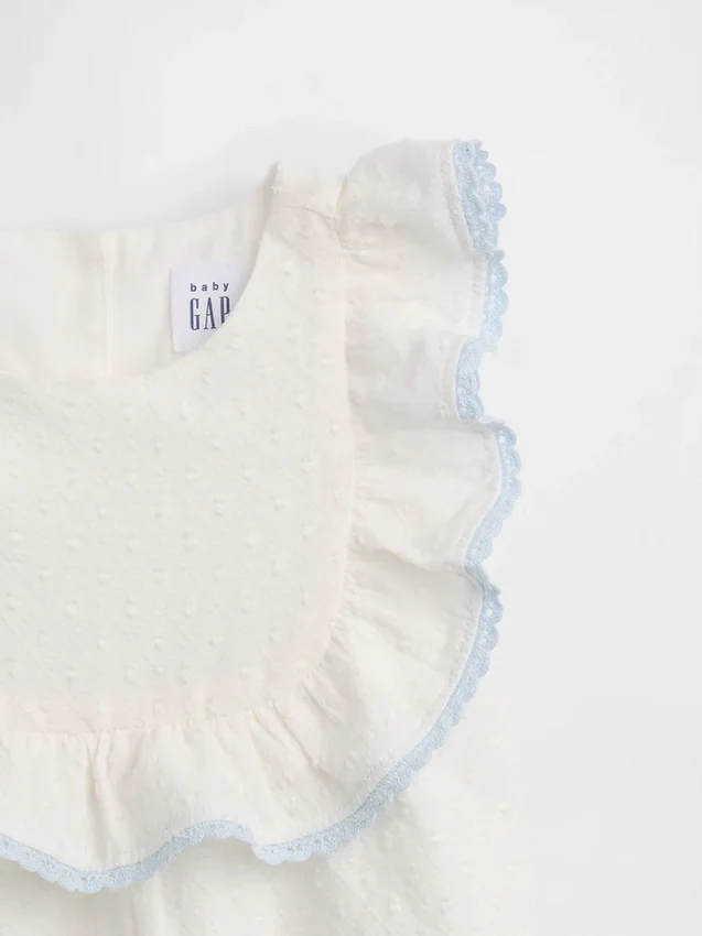 Baby-Set mit Latzhose und Lochstickerei