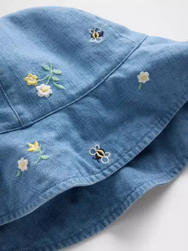 Baby-Sonnenhut aus besticktem Denim