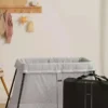 BabyBjörn Reisebett Light und Spannbetttuch im Set