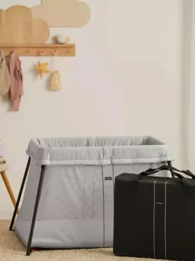 BabyBjörn Reisebett Light und Spannbetttuch im Set