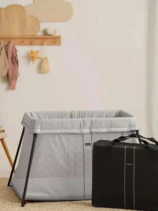 BabyBjörn Reisebett Light und Spannbetttuch im Set