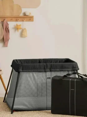BabyBjörn Reisebett Light und Spannbetttuch im Set
