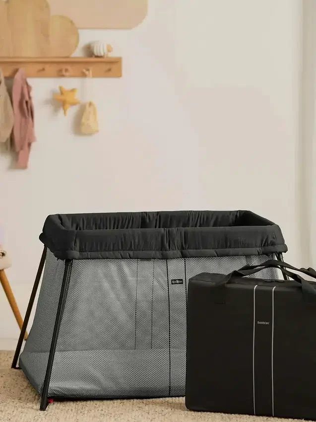 BabyBjörn Reisebett Light und Spannbetttuch im Set