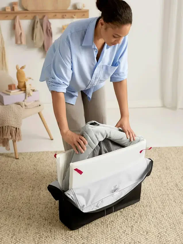 BabyBjörn Reisebett Light und Spannbetttuch im Set