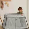 BabyBjörn Reisebett Light und Spannbetttuch im Set