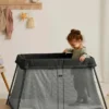 BabyBjörn Reisebett Light und Spannbetttuch im Set