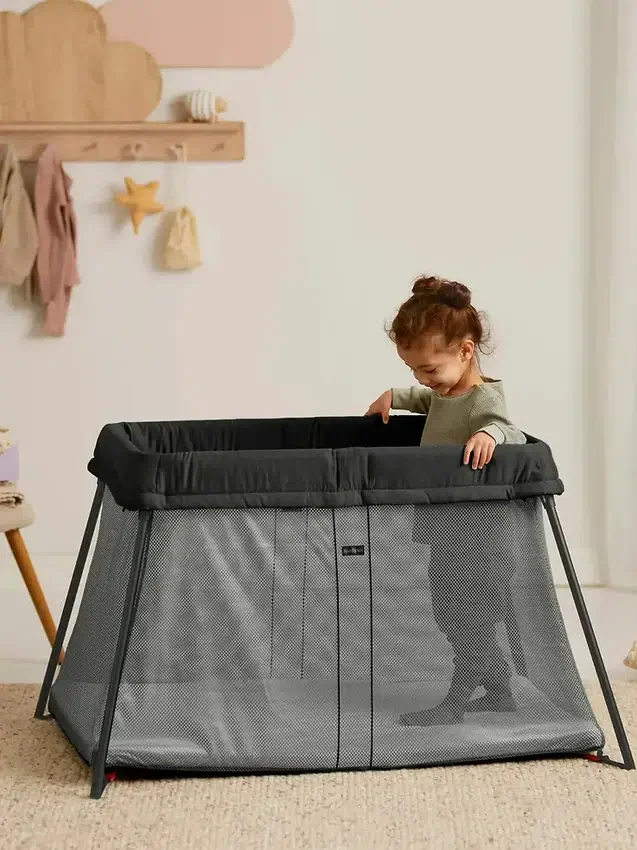 BabyBjörn Reisebett Light und Spannbetttuch im Set