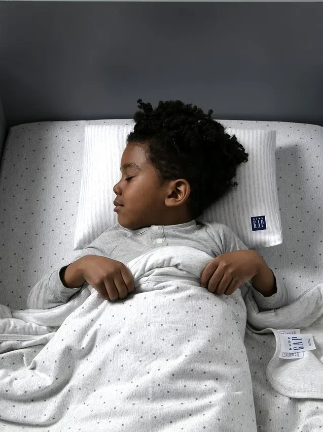 babyGap Kleinkindkissen mit 2 kühlenden Bezügen