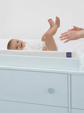 babyGap konturierte Wickelauflage mit kühlendem Bezug
