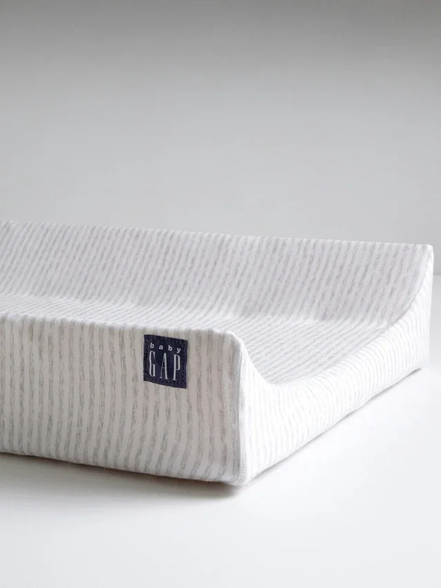 babyGap konturierte Wickelauflage mit kühlendem Bezug