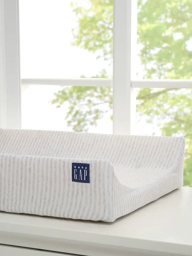 babyGap konturierte Wickelauflage mit kühlendem Bezug