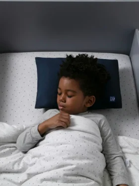 babyGap Memory-Foam-Kissen für Kleinkinder mit 2 kühlenden Bezügen