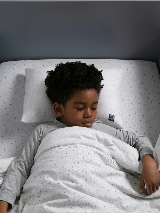 babyGap Memory-Foam-Kissen für Kleinkinder mit 2 kühlenden Bezügen