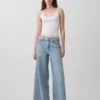 Baggy-Jeans mit mittlerer Leibhöhe und Gürtel
