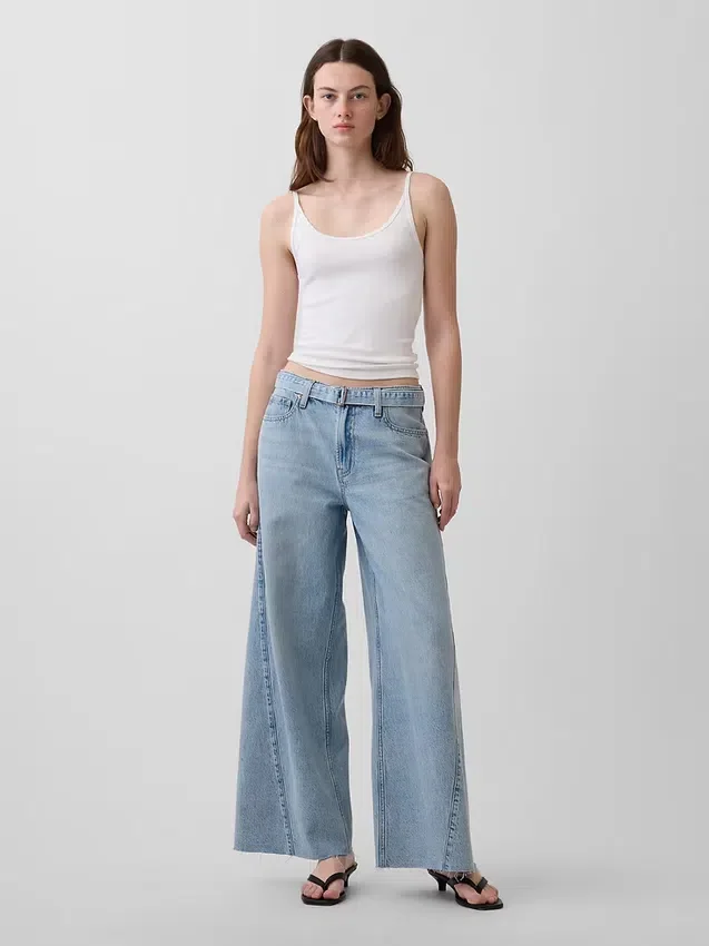 Baggy-Jeans mit mittlerer Leibhöhe und Gürtel