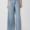Baggy-Jeans mit mittlerer Leibhöhe und Gürtel
