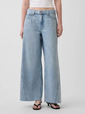 Baggy-Jeans mit mittlerer Leibhöhe und Gürtel