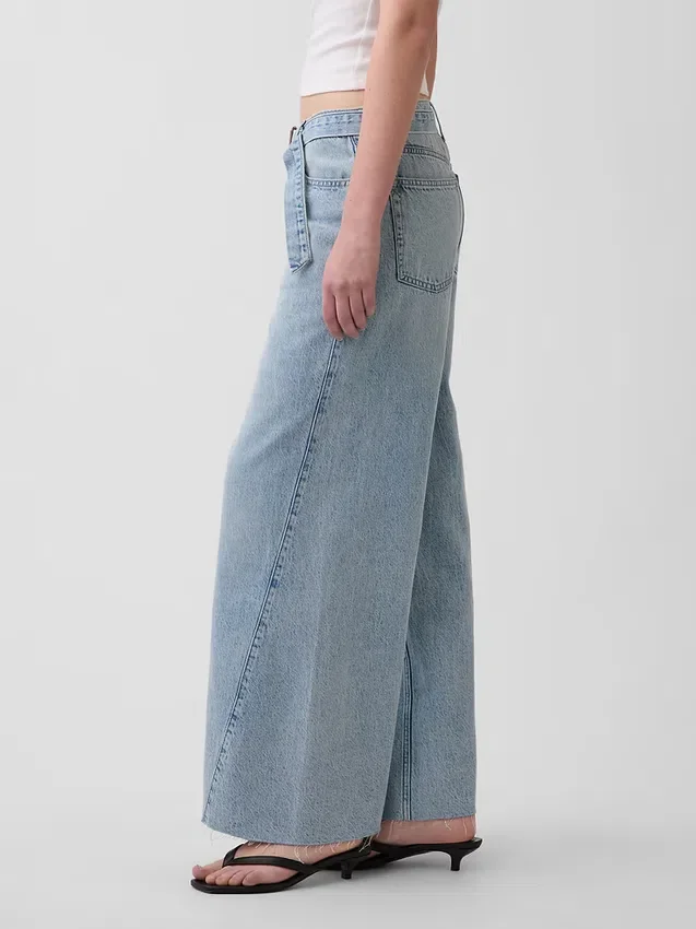 Baggy-Jeans mit mittlerer Leibhöhe und Gürtel