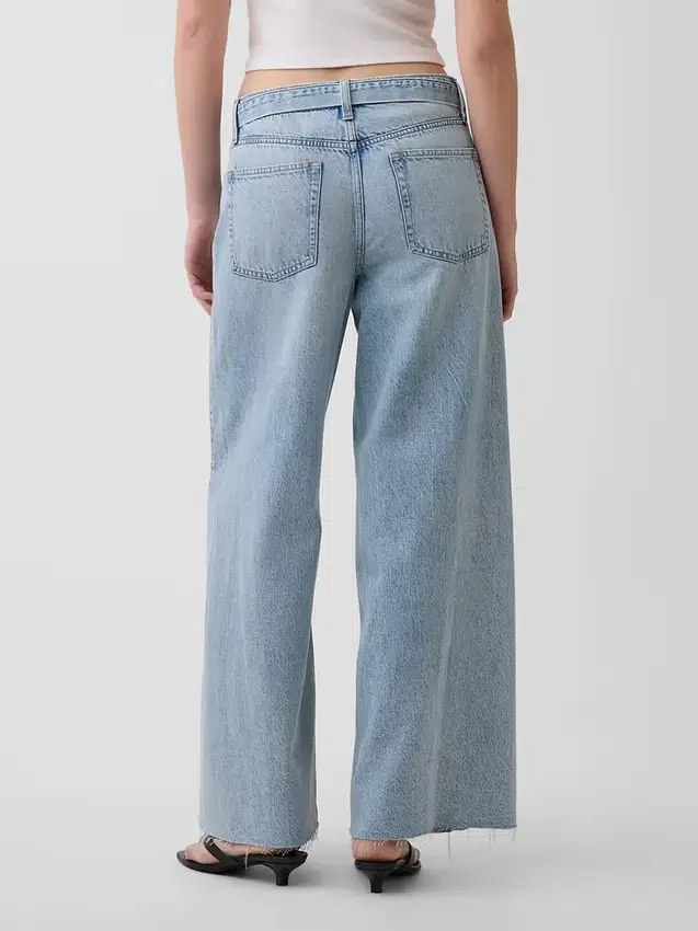 Baggy-Jeans mit mittlerer Leibhöhe und Gürtel