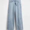 Baggy-Jeans mit mittlerer Leibhöhe und Gürtel