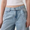 Baggy-Jeans mit mittlerer Leibhöhe und Gürtel